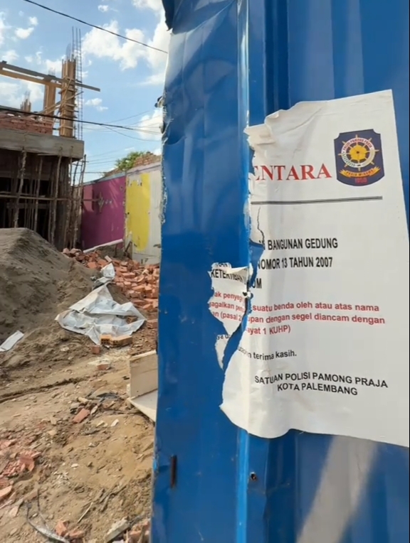 Rusak Segel Spanduk Pemerintah