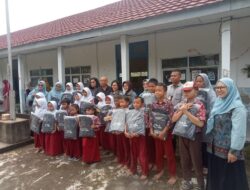 PWI Sumsel Peduli Pendidikan, Serahkan Bantuan Kepada Siswa SDN 49 Palembang “Fasilitas Minim, Tak Ada Listrik, Hanya Memiliki 23 Siswa”