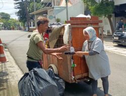 Program Jumat Berkah, KOMUNITAS WARTAWAN Berbagi ke Pemulung & Petugas Kebersihan Di Wilayah Tomang Jakarta Barat