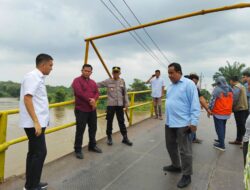 Bupati Ogan Ilir Tinjau Jembatan Penghubung Desa yang Roboh, Kapolsek Rantau Alai Sampaikan Imbauan Keselamatan