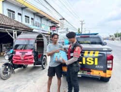 Personil Polres Ogan Ilir Salurkan Bantuan Sembako dari Kapolda Sumsel kepada Masyarakat