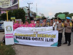 Wujud Kepedulian dan Kebersamaan dengan Masyarakat, Polres Ogan Ilir Bersama Bhayangkari Bagikan Takjil