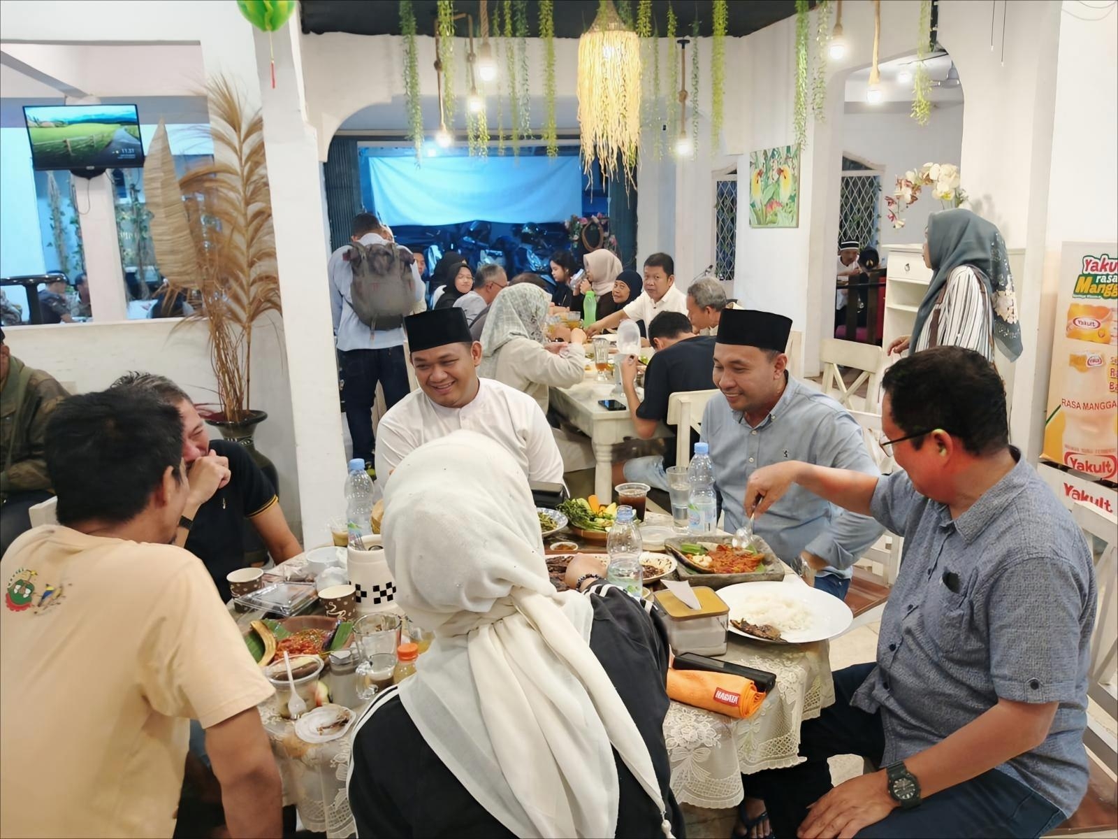 MEJA PERJUANGAN: Suasana hangat buka puasa bersama aktivis lintas generasi Sumatera Selatan