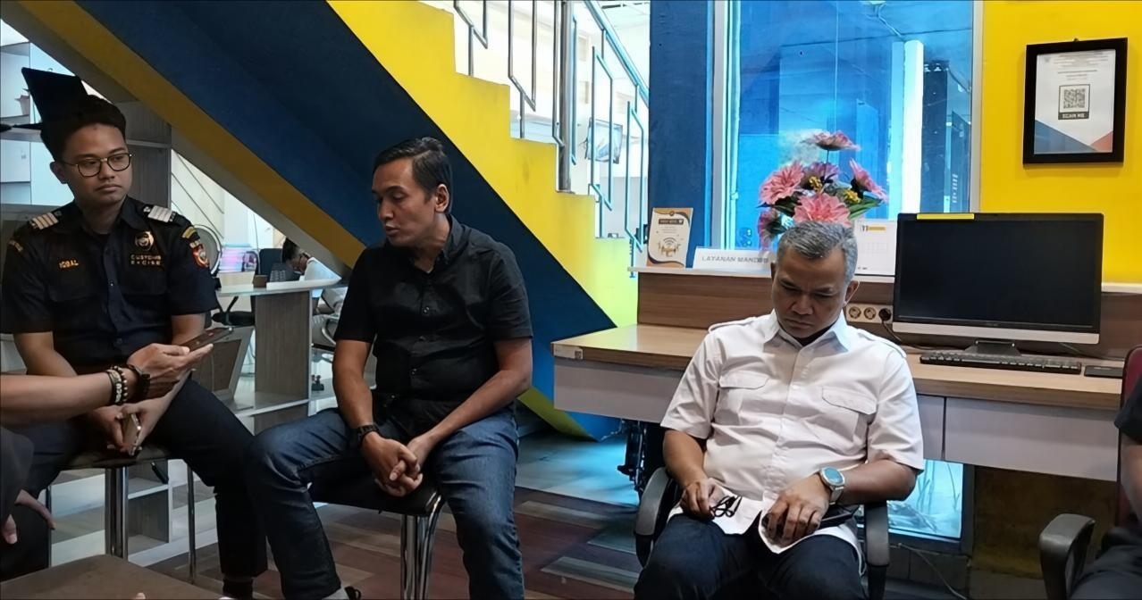 Penyidik Bea Cukai Palembang memberikan keterangan terkait denda rokok ilegal kepada Media BBC.