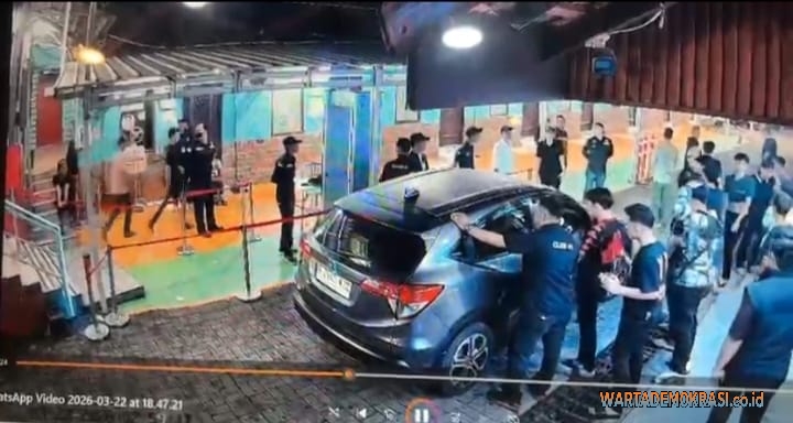 Rekaman CCTV memperlihatkan saat mobil yang dikendarai pengunjung
