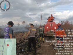 Polsek Pemulutan Ogan ilir Bersama Tim Gabungan Padamkan Kebakaran Lahan di Desa Sukarami