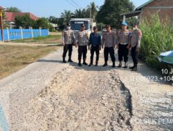 Polres Ogan Ilir Melalui Polsek Pemulutan Bersama PUPR dan Masyarakat Laksanakan Pengecoran Jalan Berlubang Melalui Program Belida Polda Sumsel
