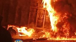 Dua Truk BBM Diduga Ilegal Meledak di Keramasan, Petugas Damkar Sempat Dihadang di Portal Besi