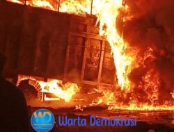 Dua Truk BBM Diduga Ilegal Meledak di Keramasan, Petugas Damkar Sempat Dihadang di Portal Besi